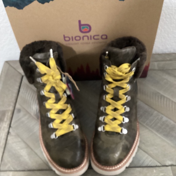 bionica Danie Genuine Shearling Trim Hiking Boot (Women) 9M - Picture 3 of 4